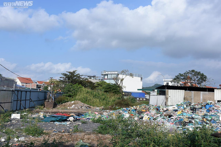 Ga rác lâu năm nằm ngay Quốc lộ 10, người dân 'cửa đóng then cài' vì ô nhiễm - 1