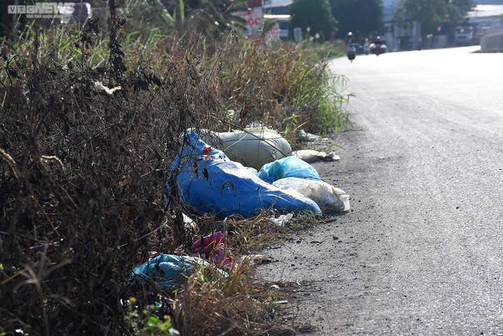 Ga rác lâu năm nằm ngay Quốc lộ 10, người dân 'cửa đóng then cài' vì ô nhiễm - 6