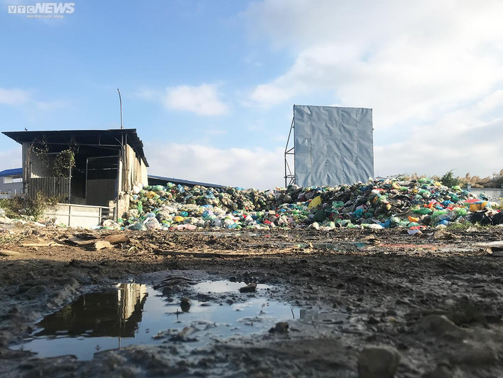 Ga rác lâu năm nằm ngay Quốc lộ 10, người dân 'cửa đóng then cài' vì ô nhiễm - 5