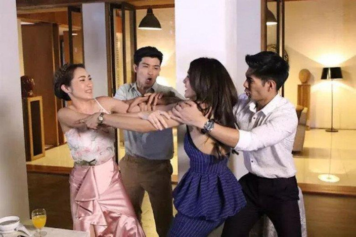 Vợ đánh ghen, phản ứng siêu hèn của gã chồng khiến dân mạng ngán ngẩm