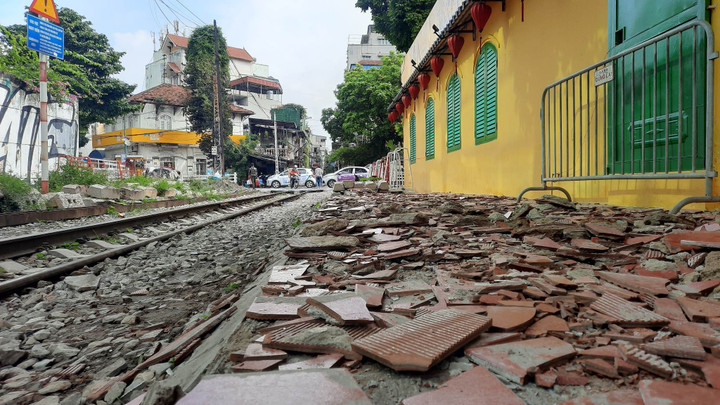 Sẽ xử phạt quán cà phê để cầu thủ CLB Dortmund ngồi chụp ảnh trên đường tàu - 2