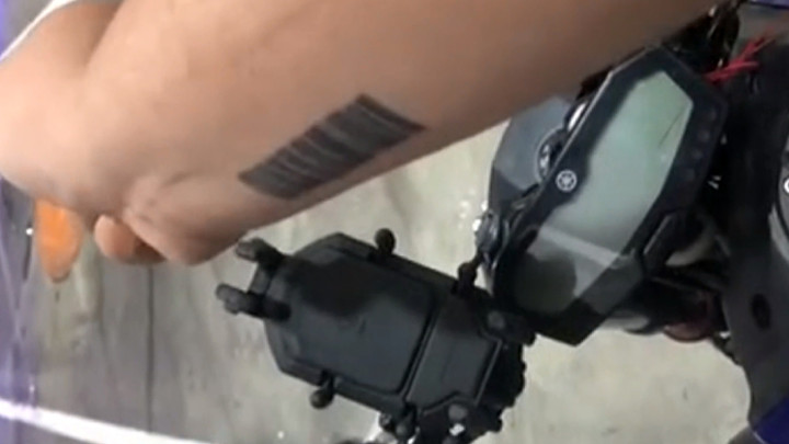 Không cần mang ví, chàng trai nghĩ ra cách dùng cánh tay để trả tiền mọi thứ - 2