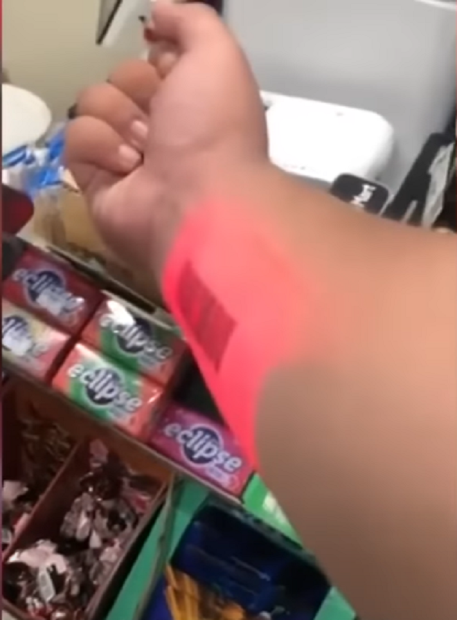 Không cần mang ví, chàng trai nghĩ ra cách dùng cánh tay để trả tiền mọi thứ - 3