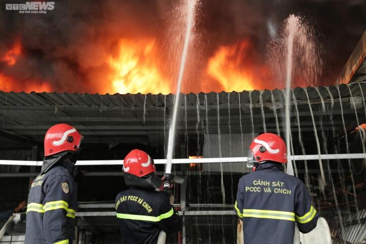 Cháy kho hàng ở TP.HCM, khói lửa bốc lên ngùn ngụt - 6