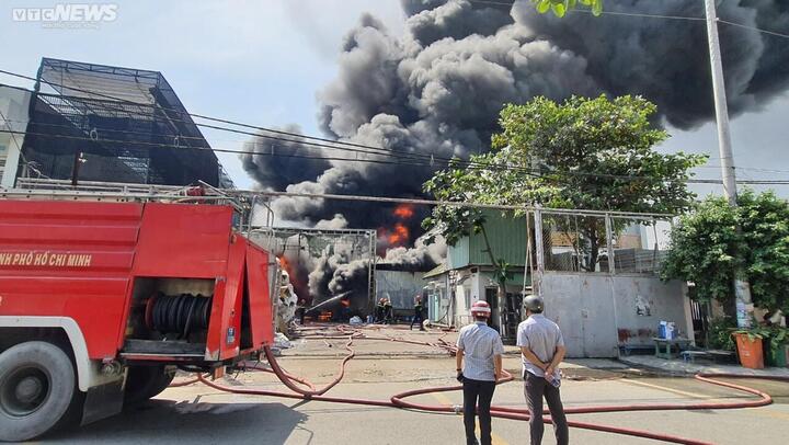 Cháy kho hàng ở TP.HCM, khói lửa bốc lên ngùn ngụt - 7