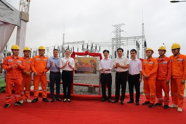 Gắn biển công trình đường đây 110kV Bỉm Sơn-Nga Sơn và TBA 110kV Nga Sơn - 1