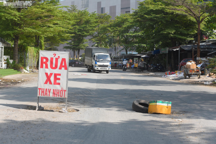Thấp thỏm đi qua đường đầy ổ voi, ổ gà ở TP.HCM - 2