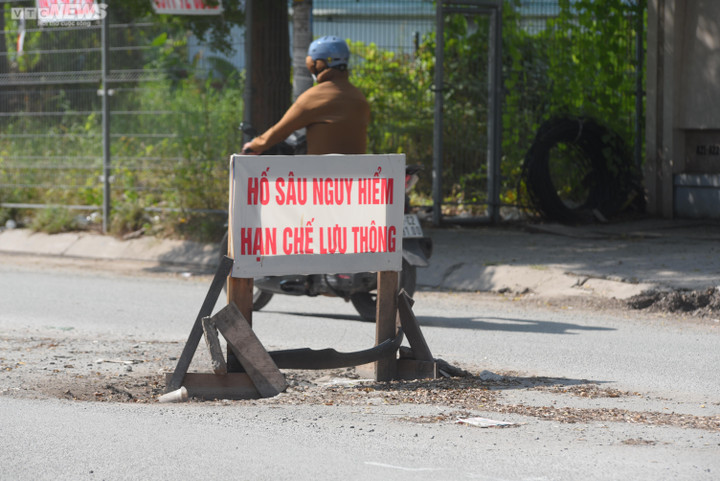 Thấp thỏm đi qua đường đầy ổ voi, ổ gà ở TP.HCM - 3