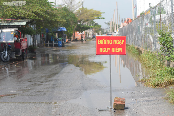 Chật vật hơn 12 tiếng sống chung với ngập ở TP.HCM - 1