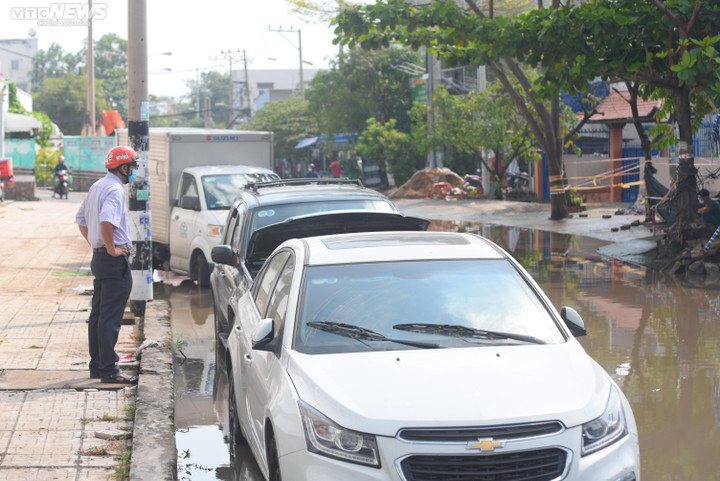 Chật vật hơn 12 tiếng sống chung với ngập ở TP.HCM - 9