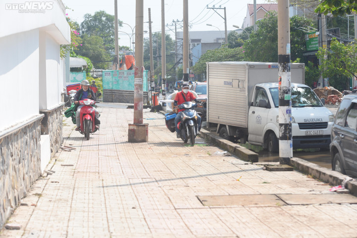 Chật vật hơn 12 tiếng sống chung với ngập ở TP.HCM - 10