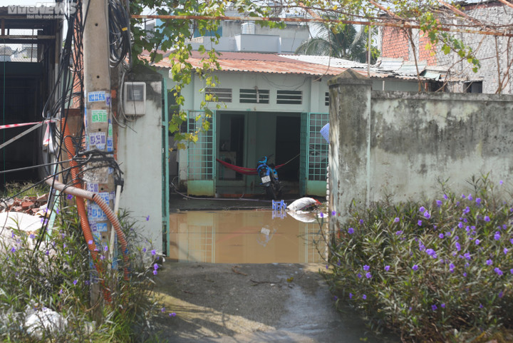 Chật vật hơn 12 tiếng sống chung với ngập ở TP.HCM - 5