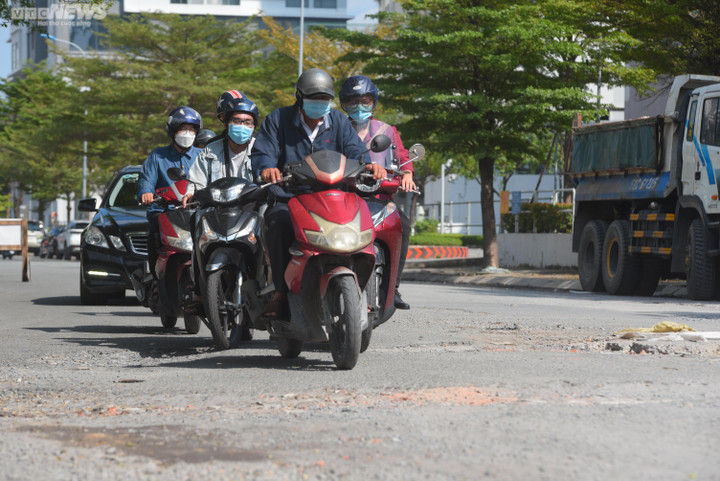Thấp thỏm đi qua đường đầy ổ voi, ổ gà ở TP.HCM - 8