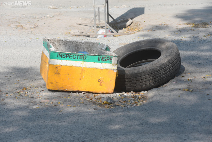 Thấp thỏm đi qua đường đầy ổ voi, ổ gà ở TP.HCM - 6