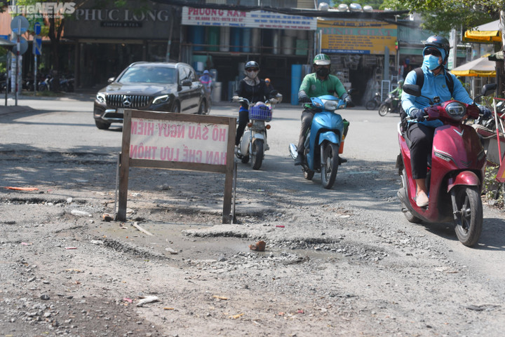 Thấp thỏm đi qua đường đầy ổ voi, ổ gà ở TP.HCM - 5