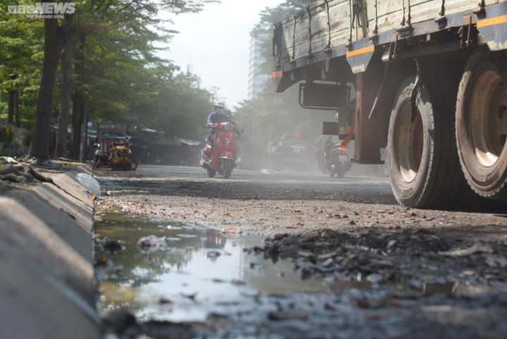 Thấp thỏm đi qua đường đầy ổ voi, ổ gà ở TP.HCM - 7