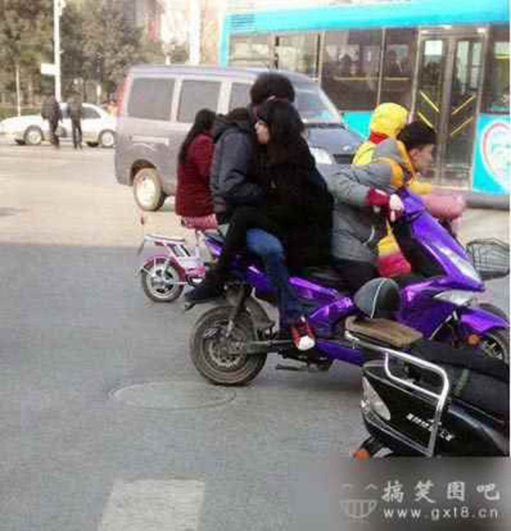 'Từ chối hiểu' các kiểu lái xe không giống ai được dân tình bắt gặp trên đường - 4