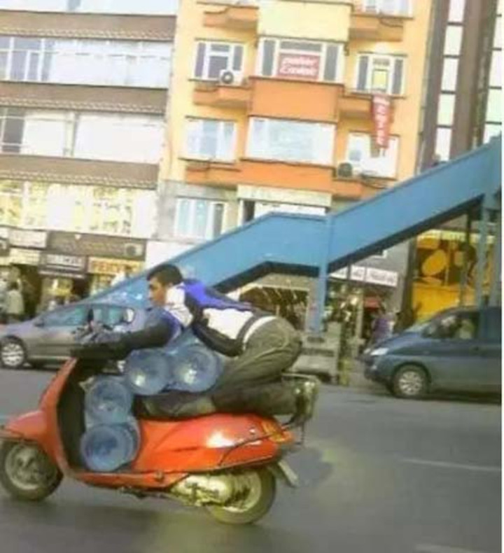 'Từ chối hiểu' các kiểu lái xe không giống ai được dân tình bắt gặp trên đường - 10