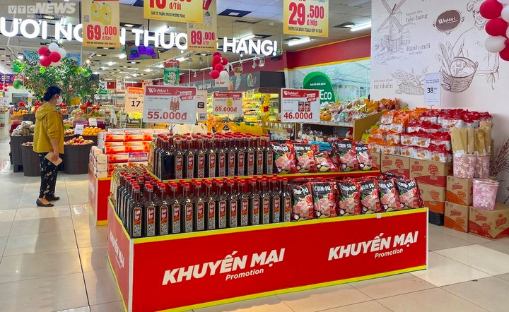 Hàng trong siêu thị giảm giá mạnh, người tiêu dùng hào hứng sắm Tết sớm - 1