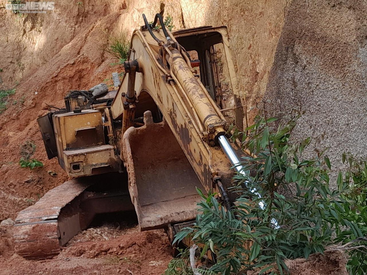 Phú Yên: Tạm giữ phương tiện và hàng chục nghìn viên đá chẻ tại thủ phủ đá lậu - 1