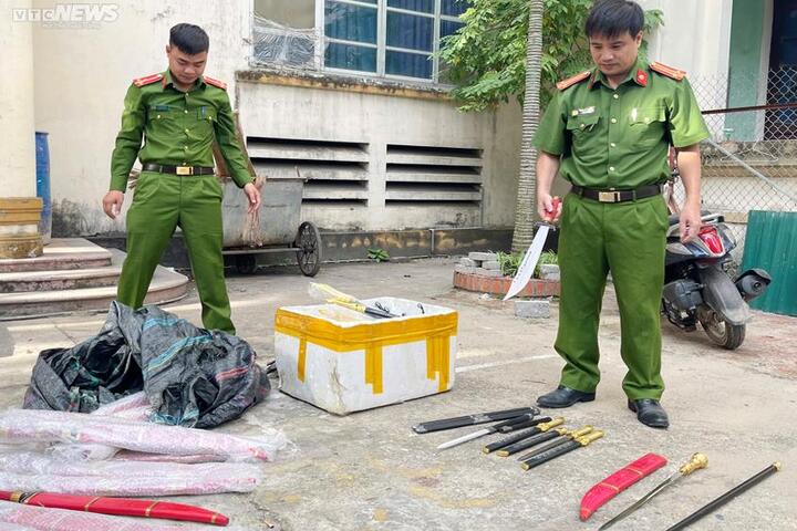 Công an TP Bắc Giang bắt nam thanh niên, thu giữ nhiều đao kiếm và súng - 1