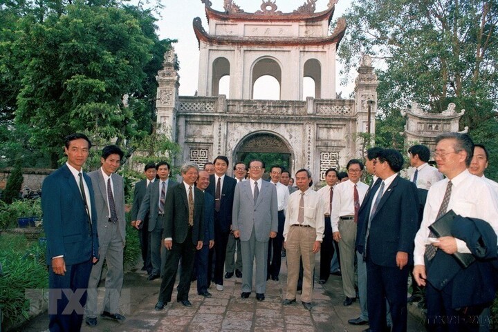 Hình ảnh về các nhà lãnh đạo Việt Nam và ông Giang Trạch Dân - 9
