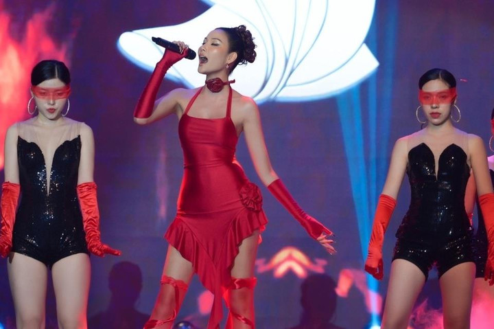 Đi hát bị chê hết lời, Á hậu Hoàng Thùy nói 'tôi không nhận mình là ca sĩ' - 1