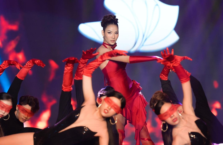 Đi hát bị chê hết lời, Á hậu Hoàng Thùy nói 'tôi không nhận mình là ca sĩ' - 2