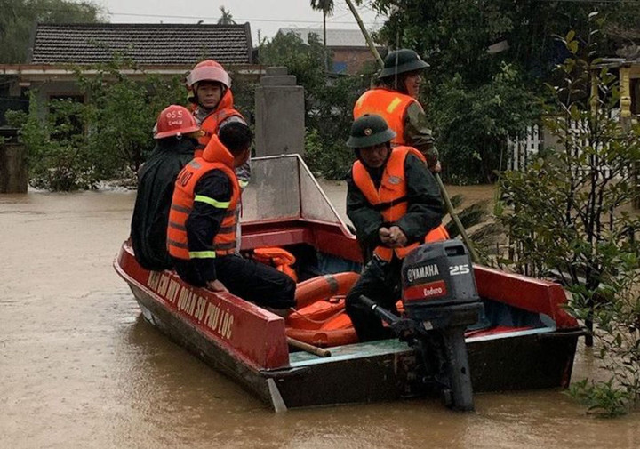 Mưa như trút khiến quốc lộ ở Huế ngập sâu, một người bị lũ cuốn mất tích - 3