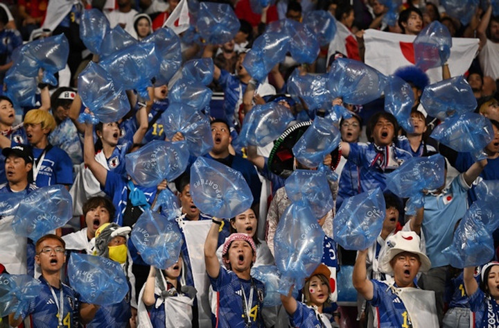 CĐV Nhật Bản 'đi bão' xuyên đêm mừng đội nhà thắng Tây Ban Nha, loại tuyển Đức - 2