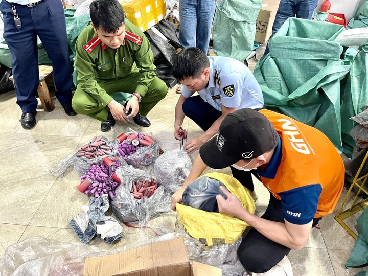 Hà Nội: Phát hiện hơn 11 kg hàng hóa nghi vấn là pháo nổ - 1