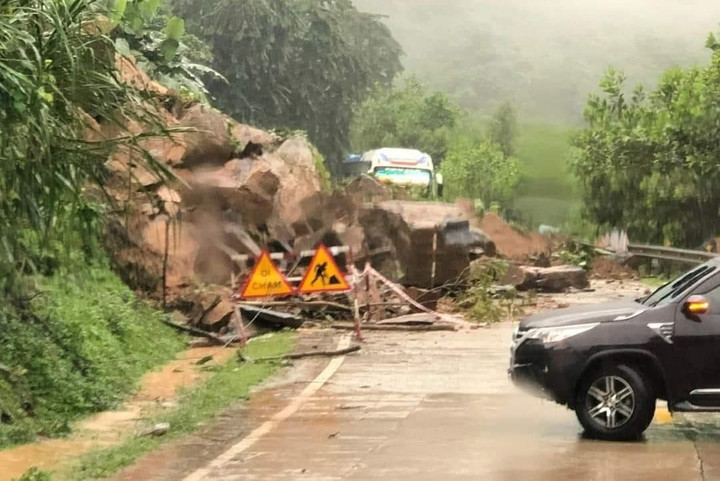 Hàng nghìn khối đất đá trút xuống mặt đường Hồ Chí Minh, giao thông ùn tắc - 1