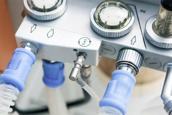 Nữ bệnh nhân ở Đức bị cáo buộc tắt máy thở của người cùng phòng - 1