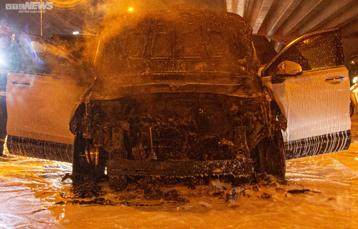 Hà Nội: Ô tô SantaFe bốc cháy dữ dội, tài xế rời khỏi hiện trường - 3