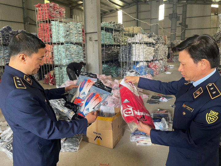 Hà Nội: Phát hiện kho chứa 30.000 bộ quần áo adidas, Nike giá 55.000 đồng/bộ - 1