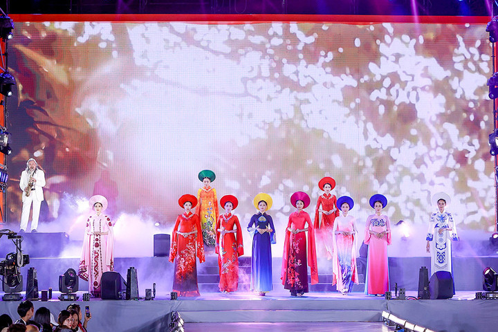 Ấn tượng bộ sưu tập mở màn lễ hội Áo dài Du lịch Hà Nội 2022 - 2