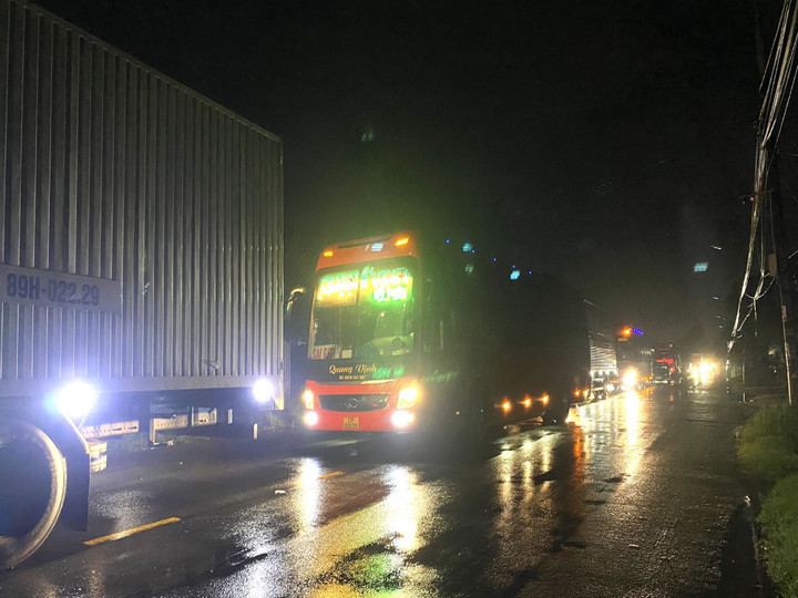 Đà Nẵng: Đang cháy lớn tại kho phế liệu bên Quốc lộ 14B, giao thông ùn tắc - 2