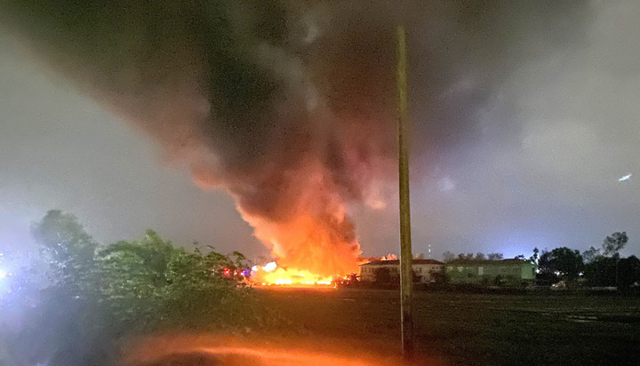 Đà Nẵng: Đang cháy lớn tại kho phế liệu bên Quốc lộ 14B, giao thông ùn tắc - 1