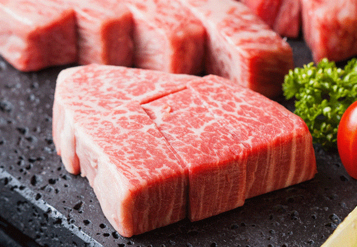 Hộp quà Tết tràn ngập bò Kobe, giá hàng chục triệu đồng - 1