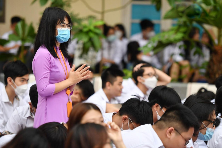 Sở GD&ĐT TP.HCM cấm công chức, viên chức đi nước ngoài do doanh nghiệp đài thọ - 1