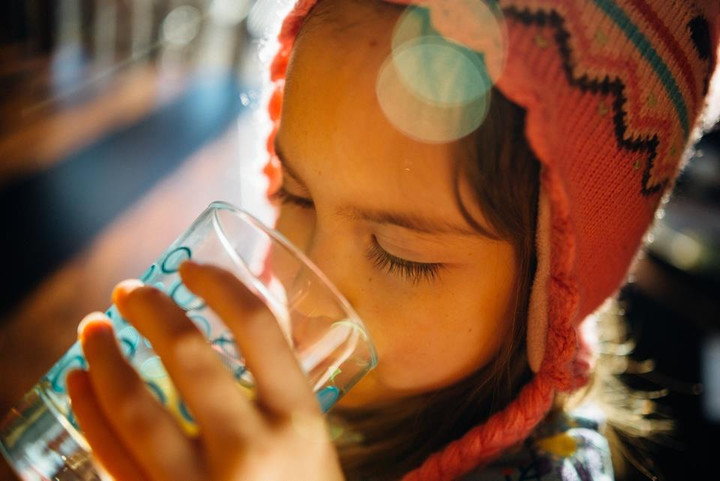 Uống 2 lít nước mỗi ngày có thật sự tốt như bạn nghĩ? - 1