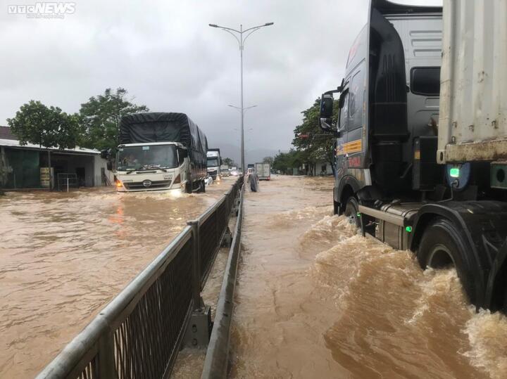 Thừa Thiên- Huế: Cậu đón cháu đi học về, cả hai bị lũ cuốn mất tích - 1
