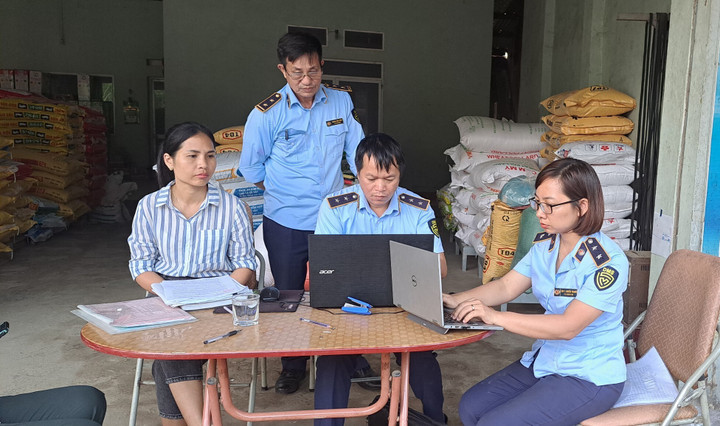 Xử phạt 2 cơ sở buôn bán phân bón có chất lượng không đạt chuẩn - 2