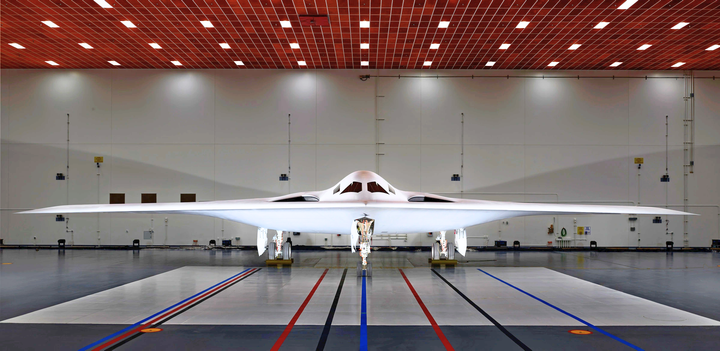 Không quân Mỹ đặt nhiều kỳ vọng lên cánh máy bay tàng hình B-12 - 1