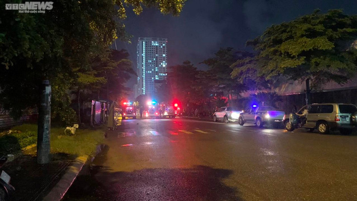 Tổng kho hàng tiêu dùng bốc cháy dữ dội giữa trời mưa ở Bình Định - 2