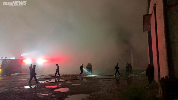 Tổng kho hàng tiêu dùng bốc cháy dữ dội giữa trời mưa ở Bình Định - 1