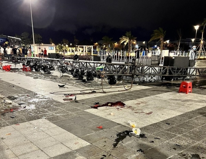 Sập sân khấu nhạc nước ở Bình Dương do mưa to, gió giật mạnh - 1