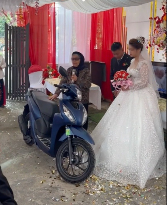 Xúc động bà nội tích cóp tiền tặng xe, vàng cho cháu gái mồ côi làm của hồi môn - 2