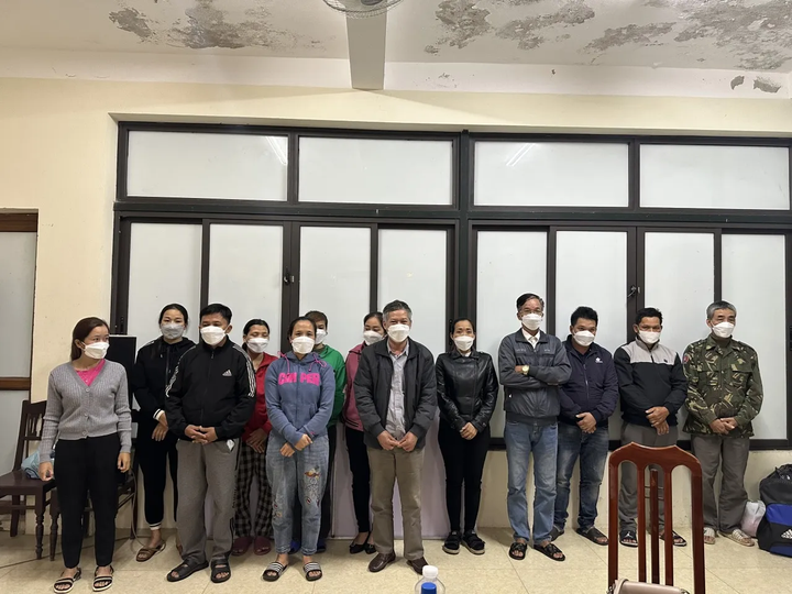 Khám xét nhà vợ chồng cầm đầu đường dây cá độ bóng đá hơn 4,5 tỷ đồng - 2