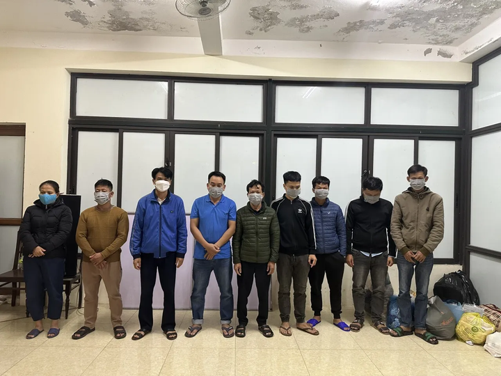 Khám xét nhà vợ chồng cầm đầu đường dây cá độ bóng đá hơn 4,5 tỷ đồng - 3